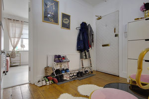 Entrance Hallway- click for photo gallery